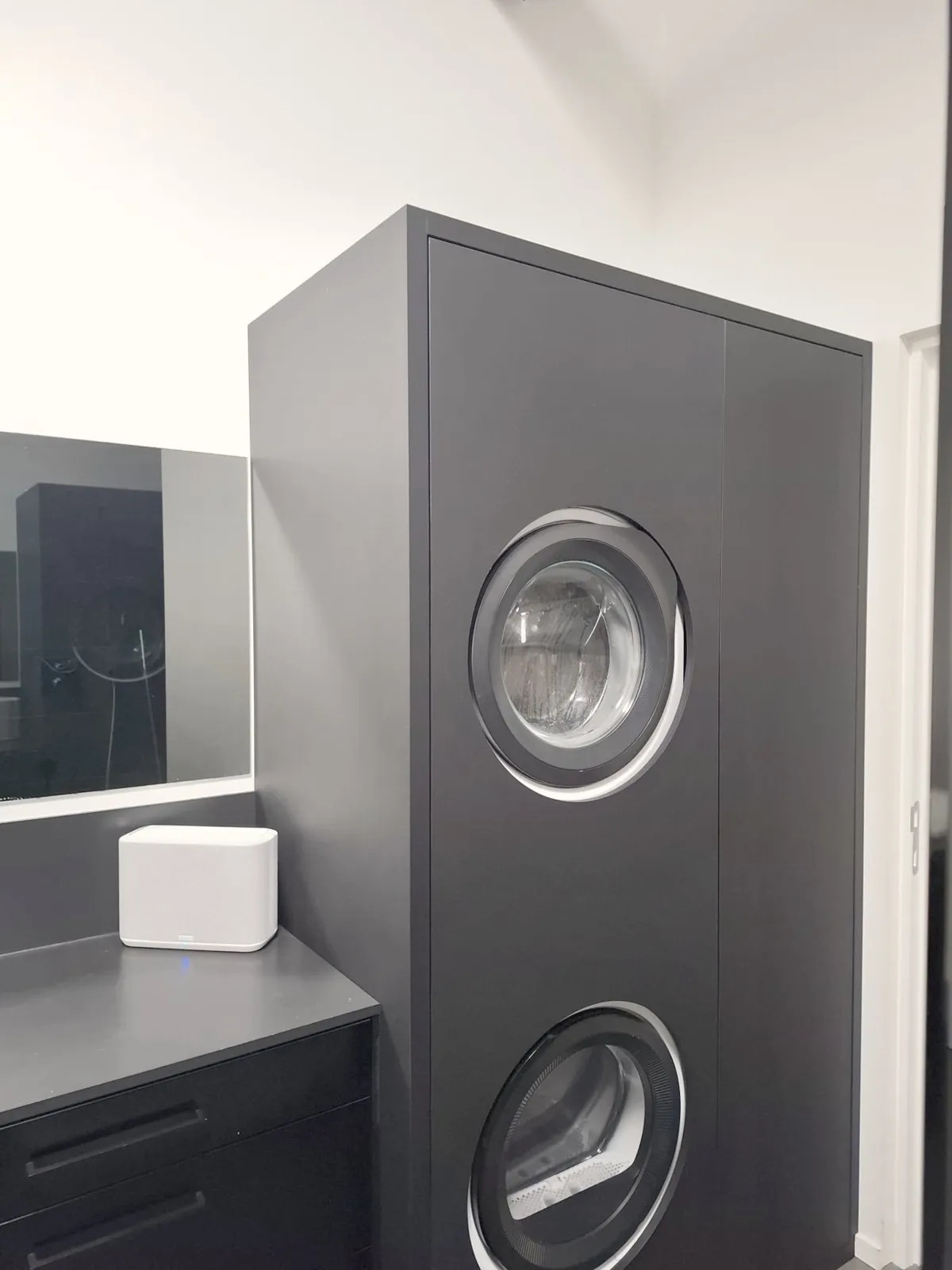 Denon-speaker in de zwarte badkamer