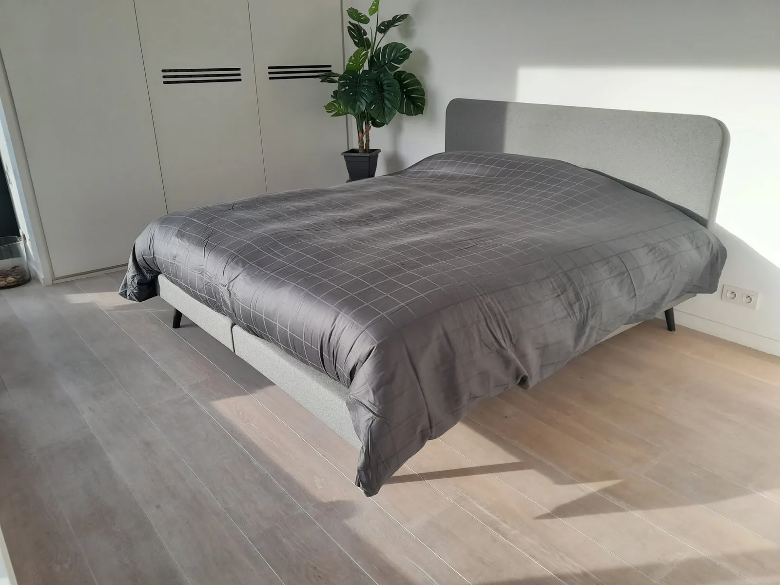 Tweepersoonsbed in de grote slaapkamer
