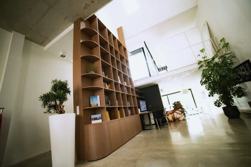 Eiken boekenkast, bureau en vide