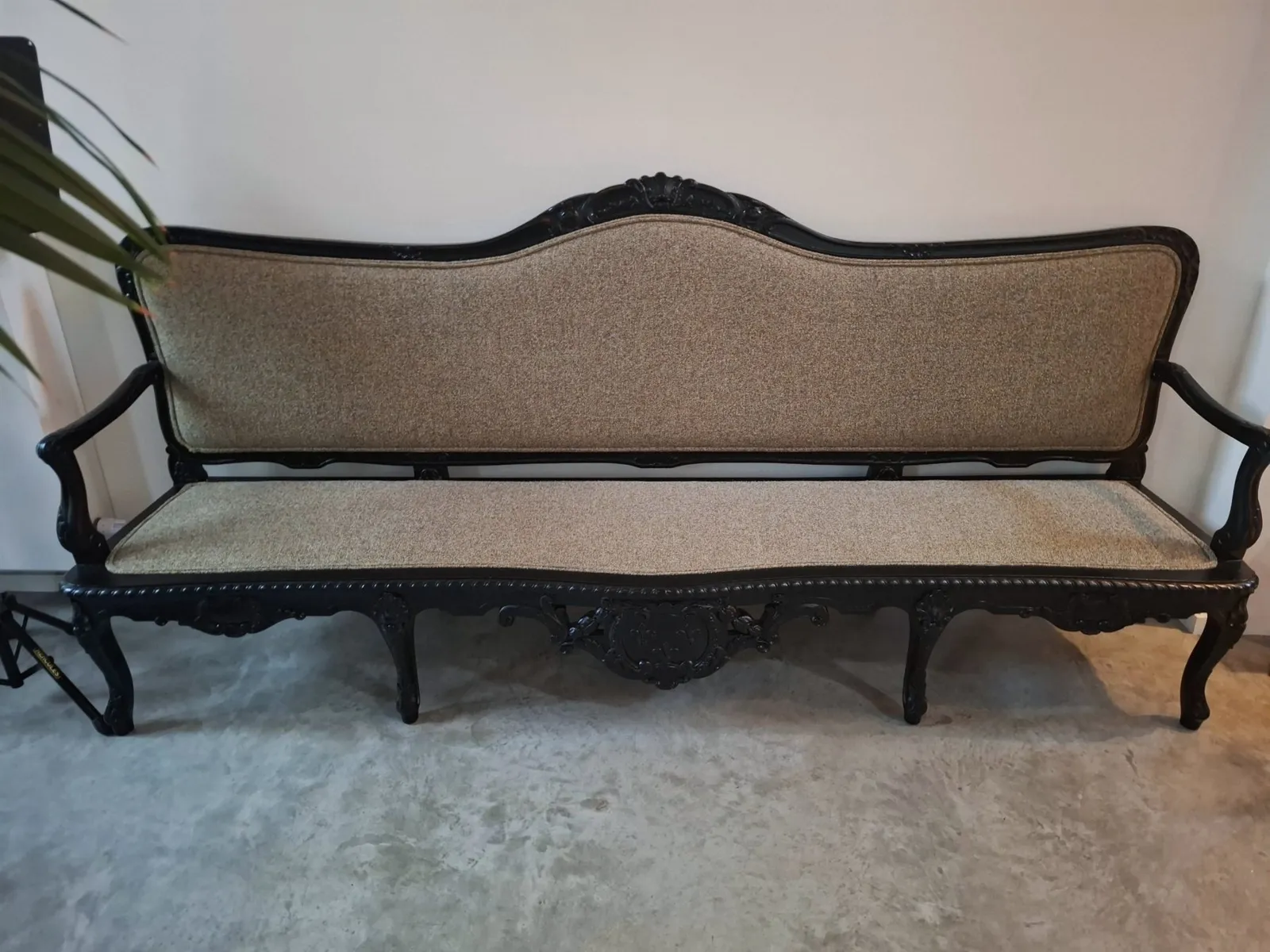 Zwart gesneden zitbank met geweven bekleding