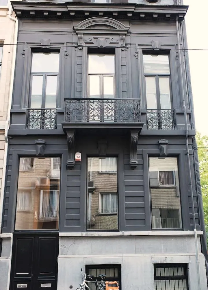 De zwart geschilderde 19de-eeuwse gevel in de Lange Leemstraat