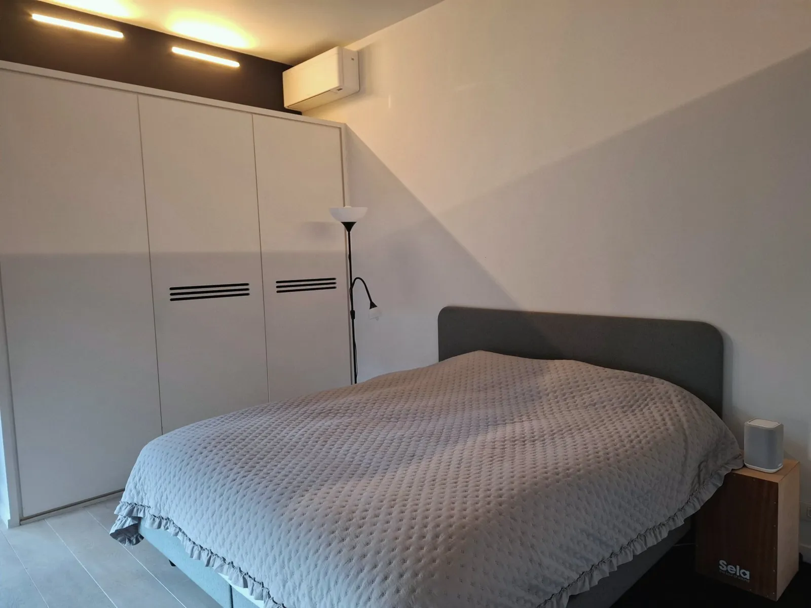De slaapkamer met inbouwkast en airco