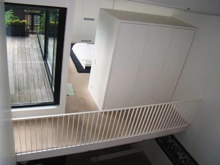Mezzaninebrug naar de grote slaapkamer