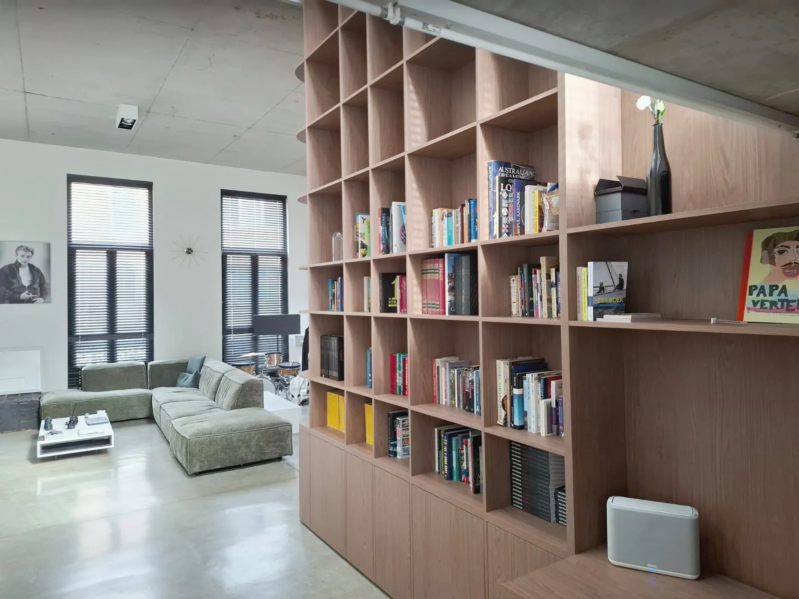 Groene hoekzetel naast de eiken boekenkast